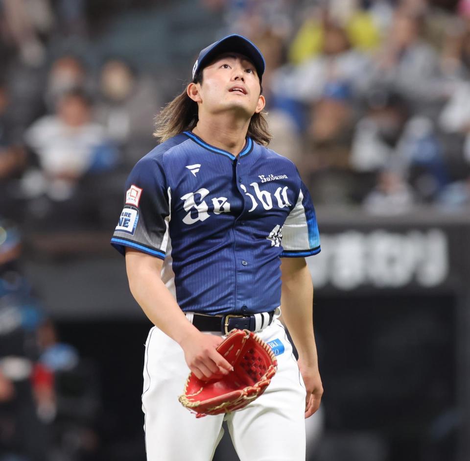 　７回、同点に追いつかれ、ベンチに戻る今井（撮影・中島達哉）