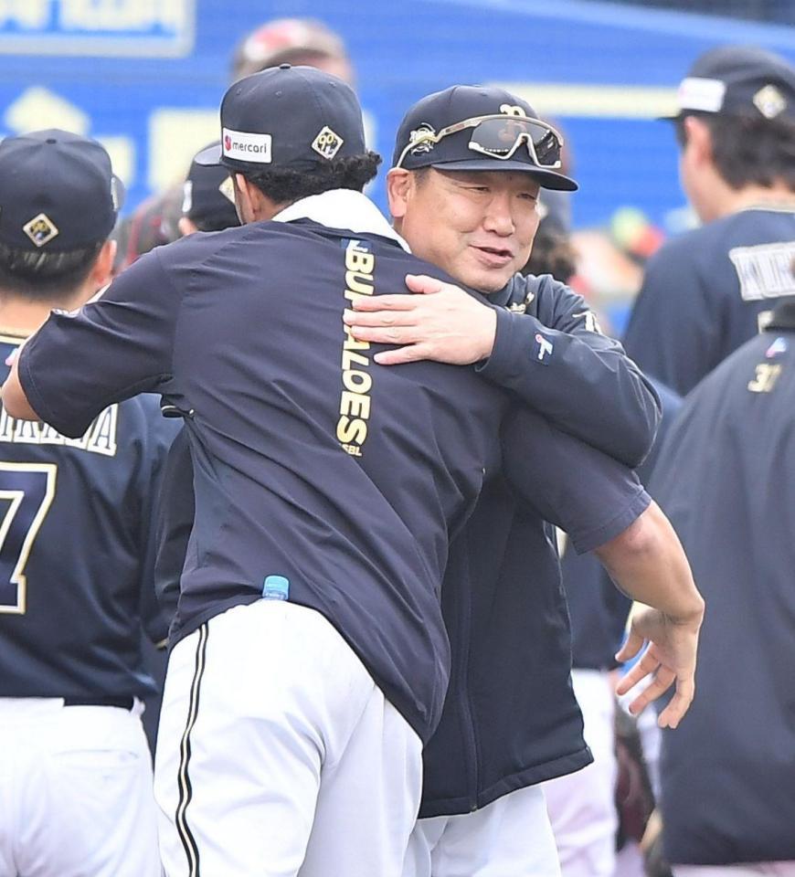 　今季２勝目を挙げたエスピノーザ（手前）と抱き合い祝福する中嶋監督（撮影・開出牧）