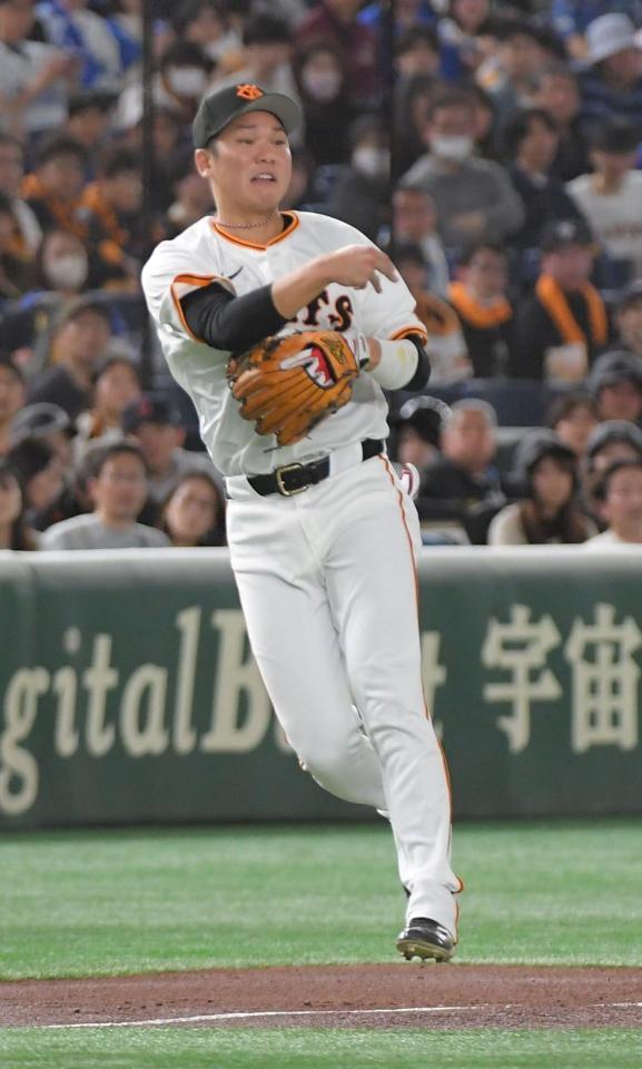 　４回、オースティンの三塁ゴロで一塁に悪送球する坂本勇（撮影・佐藤厚）