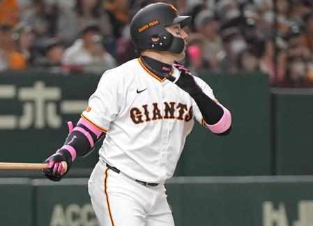 巨人に痛恨アクシデント　丸が負傷交代　二回の守備から松原が出場　アナウンスに場内騒然