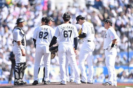 　２回、安達に右前打を打たれ満塁のピンチを迎えた佐々木（右から２人目）＝撮影・開出牧