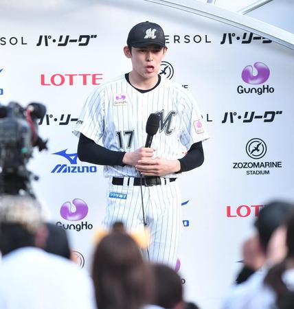 　お立ち台でジョークを飛ばす佐々木（撮影・開出牧）