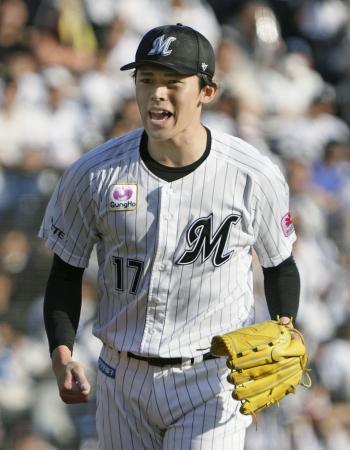 　７回、オリックス・安達を空振り三振に仕留め、声を上げるロッテ・佐々木＝ＺＯＺＯマリン