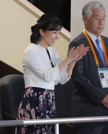 　女子選抜高校野球の決勝を観戦される秋篠宮家の次女佳子さま（撮影・西岡正）