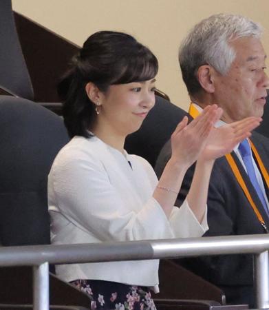 　女子選抜高校野球の決勝を観戦し、拍手する秋篠宮家の次女佳子さま（撮影・西岡正）