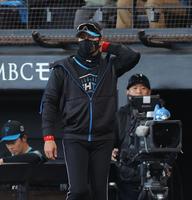 　８回、２番手の生田目を交代させる新庄監督（撮影・中島達哉）