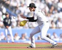 　７回、福田を投ゴロに打ち取る佐々木（撮影・開出牧）