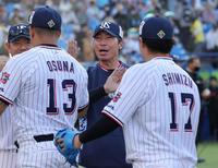 　オスナ、清水を笑顔で迎える高津監督（撮影・金田祐二）