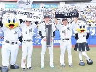 　今季初勝利を挙げライトスタンドを背に笑顔の佐々木（中央）。左は同点タイムリーの友杉、右が勝ち越しタイムリーの池田（撮影・開出牧）