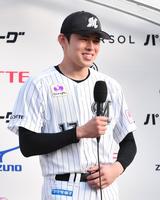 　今季初勝利を挙げお立ち台で会心の笑みを浮かべる佐々木（撮影・開出牧）