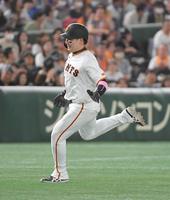 　１回、岡本和の左翼への二塁打で三進する一走・丸（撮影・佐藤厚）