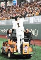 　長野のユニホームを借りて歓声に応える高橋礼（撮影・佐藤厚）
