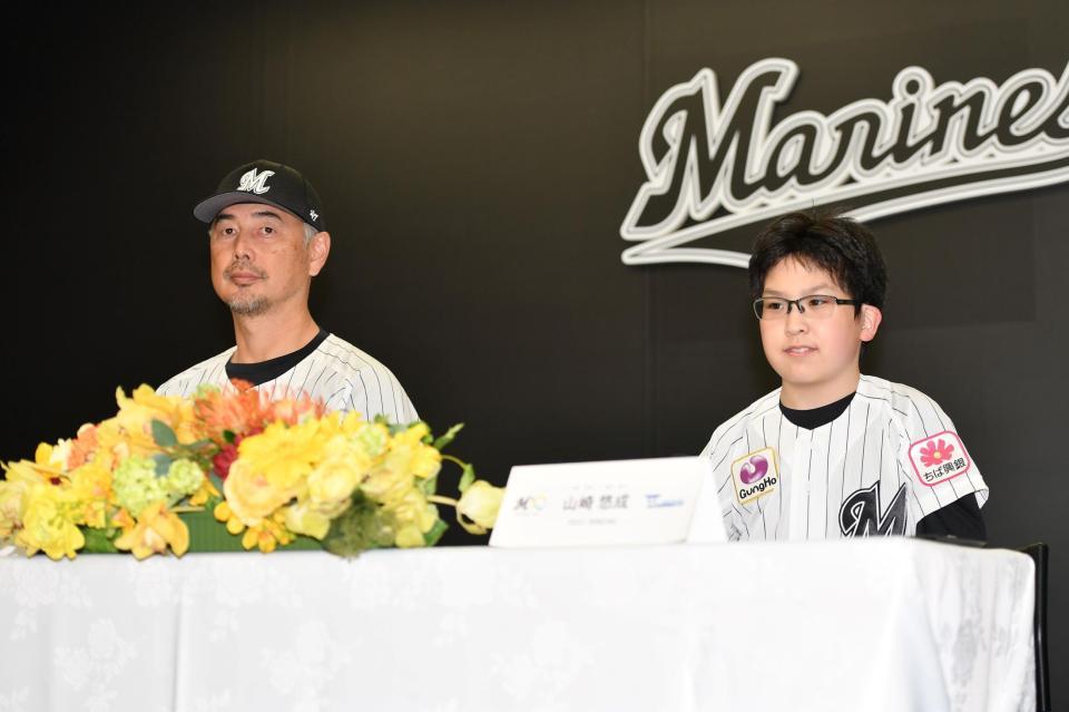 　同席した吉井監督（左）と並んで入団会見に臨む山崎悠成くん（撮影・開出牧）