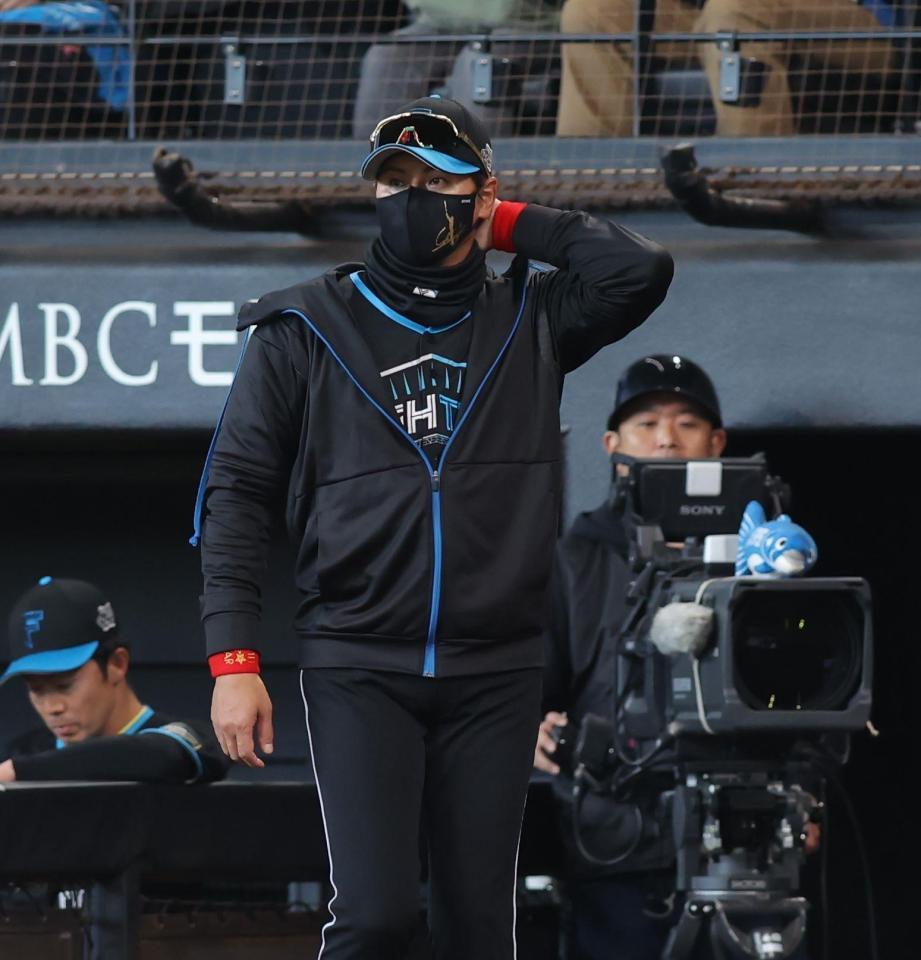 　８回、２番手の生田目を交代させる新庄監督（撮影・中島達哉）