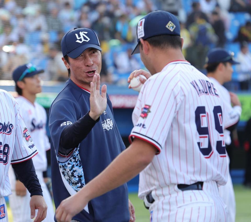 　ヤフーレを迎える高津監督（撮影・金田祐二）