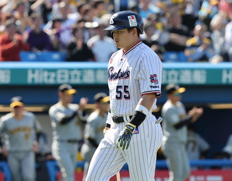 　３回、見逃し三振に倒れがっくりの村上（撮影・金田祐二）