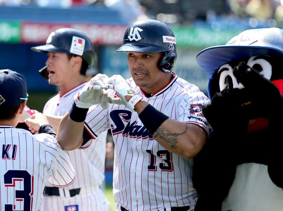 　１回、先制２ランを放ちハートポーズのオスナ（撮影・金田祐二）