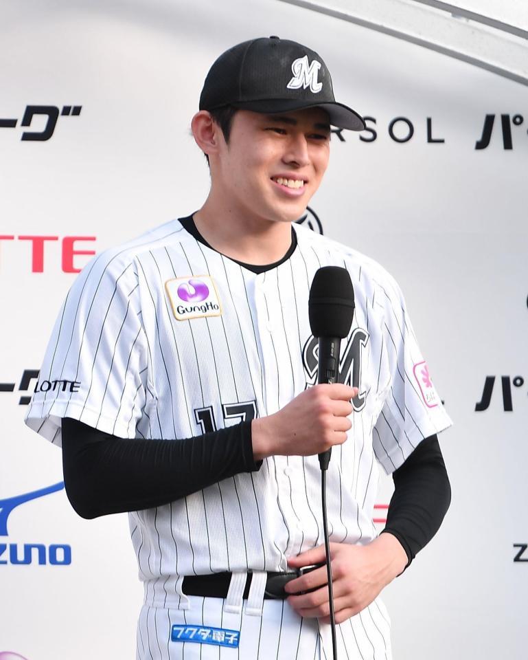 　今季初勝利を挙げお立ち台で会心の笑みを浮かべる佐々木（撮影・開出牧）