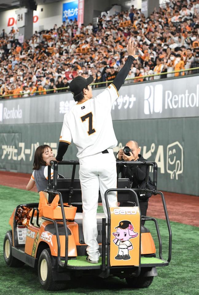 　長野のユニホームを借りて歓声に応える高橋礼（撮影・佐藤厚）