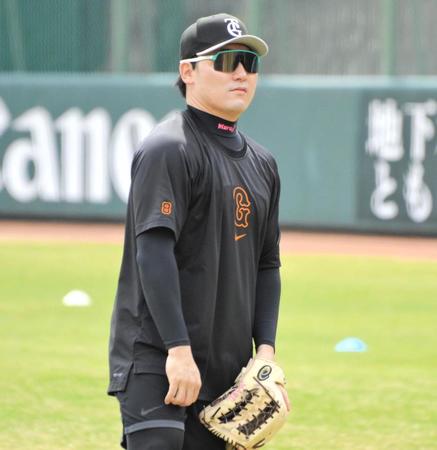 　キャッチボールで感触を確かめる丸