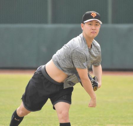 　キャッチボールで調整する山崎伊