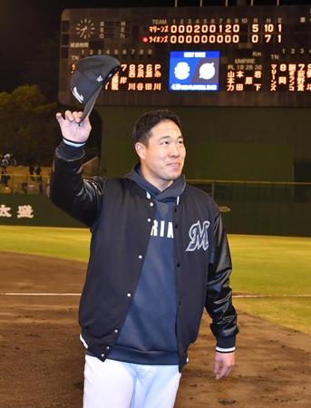 　今季初勝利を挙げファンの声援に応える西野（撮影・持木克友）