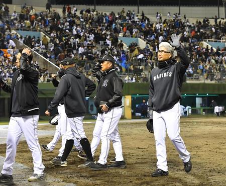 　西武を破りスタンドのファンに手を振る吉井監督（右）＝撮影・持木克友