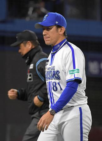 　５回終了後、選手交代を告げベンチに戻る三浦監督（撮影・佐藤厚）