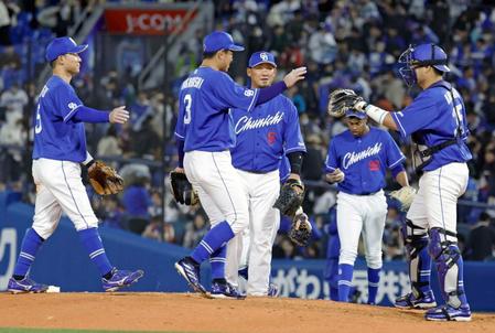 　４連勝し、タッチを交わす中日ナイン。中央は中田（共同）