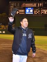　今季初勝利を挙げファンの声援に応える西野（撮影・持木克友）