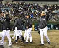 　西武を破りスタンドのファンに手を振る吉井監督（右）＝撮影・持木克友