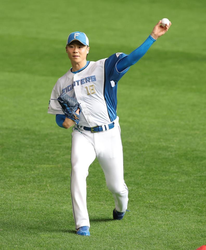 　７日、キャッチボールで調整する山崎（撮影・中島達哉）