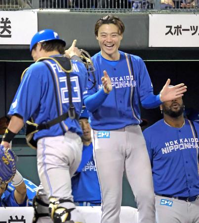　７回を終え、捕手の伏見（左）を笑顔で迎える山崎