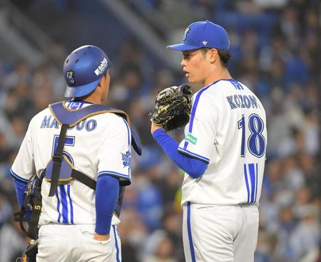 　初回に１点を先制された小園（右）と松尾のドラ１バッテリー（撮影・佐藤厚）