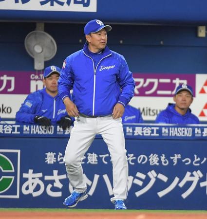 　３回、ベンチから出る立浪監督（撮影・佐藤厚）