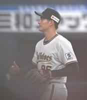 　４回を投げ終えた高島はベンチ前でサムズアップ（撮影・石井剣太郎）