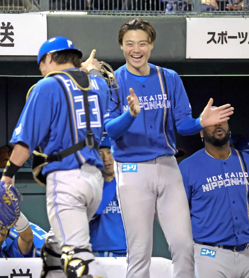 　７回を終え、捕手の伏見（左）を笑顔で迎える山崎