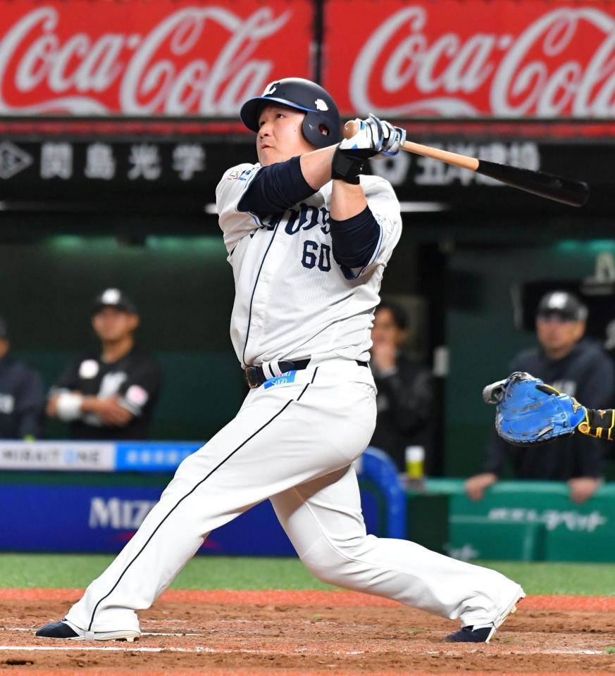 　９回、左越え同点本塁打を放つ中村剛（撮影・持木克友）