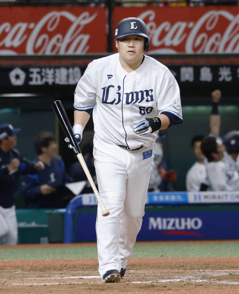 　９回、同点ソロを放ち、一塁に向かう中村