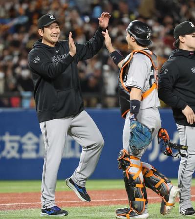 　ヤクルトに勝利し、捕手小林とタッチを交わす菅野