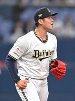 　４回、小郷を三振に打ち取った山下（撮影・石井剣太郎）