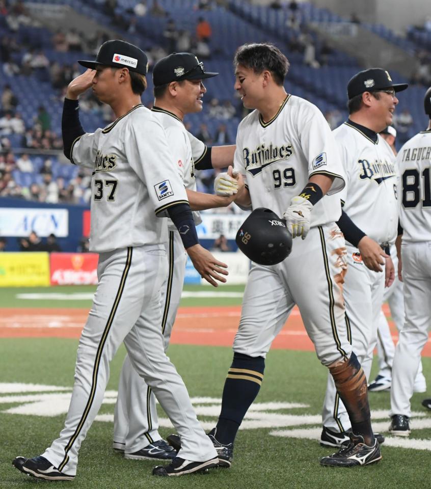 　試合後、杉本（９９）をねぎらう中嶋監督（左から２人目）＝撮影・石井剣太郎