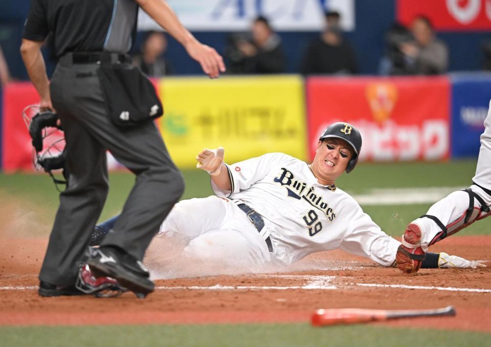 　９回、紅林のサヨナラ打で本塁に滑り込む杉本（撮影・石井剣太郎）