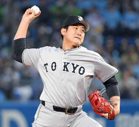 　ヤクルト打線に立ち向かう菅野　【下】６回、小林は左前に先制適時安打を放ち、塁上でガッツポーズ（撮影・佐藤厚）