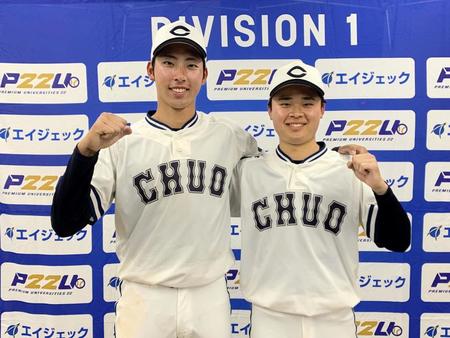 　決勝打を含む３安打の中大・松嶋（左）とリーグ戦初勝利の子安