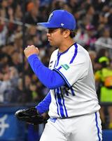 　６回、村上をレフトフライに打ち取りガッツポーズの東（撮影・持木克友）