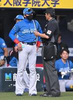 　選手の交代を告げる新庄監督（左）＝撮影・石井剣太郎