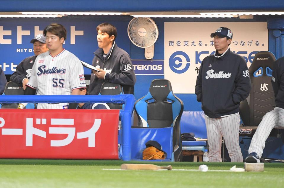 　ベンチでぼう然と立ち尽くす高津監督（右）