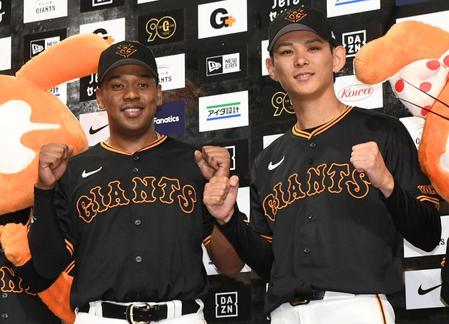 　お立ち台で笑顔を見せる決勝打のオコエ（左）と移籍後初勝利の泉（撮影・佐藤厚）