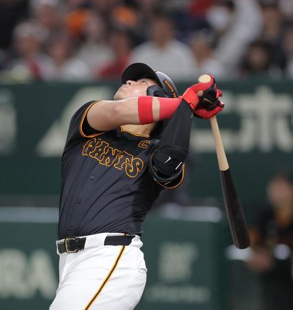 【写真】打球が天井に挟まった！岡本和の珍二塁打で巨人先制